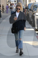 PEOPLE - Ashley Benson bummelt am Rodeo Drive