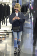 PEOPLE - Ashley Benson bummelt am Rodeo Drive
