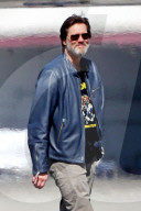 EXKLUSIV - Jim Carrey verreist gut gelaunt in die Ferien