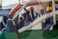 NEWS - Italien: Massenansturm von Flüchtlingen vor Sizilien