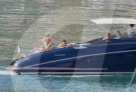 EXKLUSIV - Rod Stewart und Penny Lancaster sonnen sich auf einem Boot vor Portofino