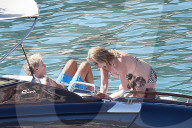 EXKLUSIV - Rod Stewart und Penny Lancaster sonnen sich auf einem Boot vor Portofino