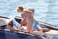 EXKLUSIV - Rod Stewart und Penny Lancaster sonnen sich auf einem Boot vor Portofino
