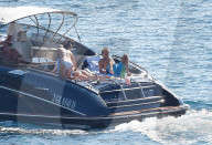 EXKLUSIV - Rod Stewart und Penny Lancaster sonnen sich auf einem Boot vor Portofino