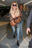 PEOPLE - Khloe Kardashian mit Bodyguards am Flughafen von LA