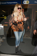 PEOPLE - Khloe Kardashian mit Bodyguards am Flughafen von LA