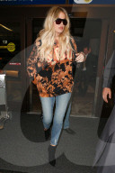 PEOPLE - Khloe Kardashian mit Bodyguards am Flughafen von LA