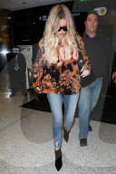 PEOPLE - Khloe Kardashian mit Bodyguards am Flughafen von LA