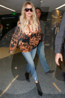 PEOPLE - Khloe Kardashian mit Bodyguards am Flughafen von LA