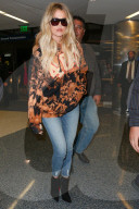 PEOPLE - Khloe Kardashian mit Bodyguards am Flughafen von LA