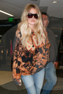 PEOPLE - Khloe Kardashian mit Bodyguards am Flughafen von LA