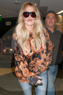 PEOPLE - Khloe Kardashian mit Bodyguards am Flughafen von LA