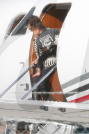PEOPLE - Kim Kardashian fliegt mit ihren Kindern und Mama im Privatjet nach LA