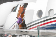 PEOPLE - Kim Kardashian fliegt mit ihren Kindern und Mama im Privatjet nach LA
