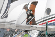 PEOPLE - Kim Kardashian fliegt mit ihren Kindern und Mama im Privatjet nach LA