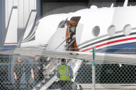 PEOPLE - Kim Kardashian fliegt mit ihren Kindern und Mama im Privatjet nach LA