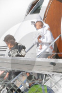 PEOPLE - Kim Kardashian fliegt mit ihren Kindern und Mama im Privatjet nach LA