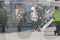 PEOPLE - Kim Kardashian fliegt mit ihren Kindern und Mama im Privatjet nach LA
