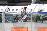 PEOPLE - Kim Kardashian fliegt mit ihren Kindern und Mama im Privatjet nach LA