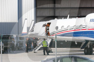 PEOPLE - Kim Kardashian fliegt mit ihren Kindern und Mama im Privatjet nach LA