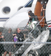 PEOPLE - Kim Kardashian steigt schmucklos aus dem Privatjet 