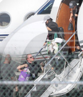 PEOPLE - Kim Kardashian steigt schmucklos aus dem Privatjet 