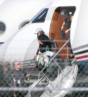 PEOPLE - Kim Kardashian steigt schmucklos aus dem Privatjet 