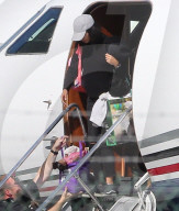 PEOPLE - Kim Kardashian steigt schmucklos aus dem Privatjet 
