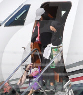 PEOPLE - Kim Kardashian steigt schmucklos aus dem Privatjet 