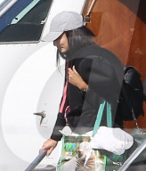 PEOPLE - Kim Kardashian steigt schmucklos aus dem Privatjet 