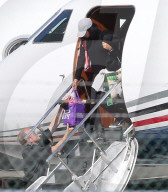 PEOPLE - Kim Kardashian steigt schmucklos aus dem Privatjet 