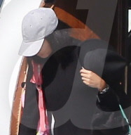 PEOPLE - Kim Kardashian steigt schmucklos aus dem Privatjet 