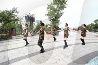FEATURE - Studentinnen der Seniorenuniversität tanzen in Shaoxing