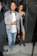 PEOPLE - John Legend und Chrissy Teigen nachts in West Hollywood unterwegs