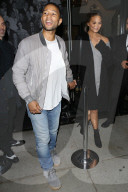 PEOPLE - John Legend und Chrissy Teigen nachts in West Hollywood unterwegs