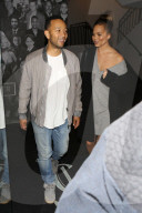 PEOPLE - John Legend und Chrissy Teigen nachts in West Hollywood unterwegs