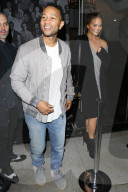 PEOPLE - John Legend und Chrissy Teigen nachts in West Hollywood unterwegs