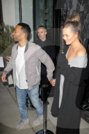 PEOPLE - John Legend und Chrissy Teigen nachts in West Hollywood unterwegs