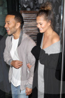 PEOPLE - John Legend und Chrissy Teigen nachts in West Hollywood unterwegs