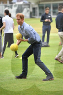 PEOPLE - Prinz Harry zu Besuch im Cricket Club in London