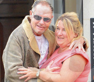 EXKLUSIV - Paul Gascoigne begrapscht Fan am Busen