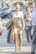 PEOPLE - Kylie Jenner goldig in Calabasas unterwegs