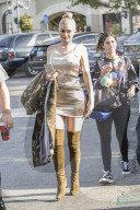 PEOPLE - Kylie Jenner goldig in Calabasas unterwegs