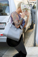 PEOPLE - Amber Rose versteckt sich hinter den Badelatschen