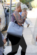 PEOPLE - Amber Rose versteckt sich hinter den Badelatschen