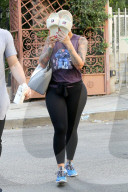 PEOPLE - Amber Rose versteckt sich hinter den Badelatschen