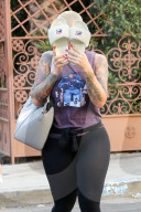 PEOPLE - Amber Rose versteckt sich hinter den Badelatschen