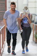 PEOPLE - Amber Rose versteckt sich hinter den Badelatschen
