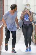 PEOPLE - Amber Rose versteckt sich hinter den Badelatschen