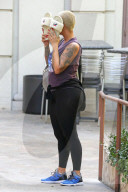 PEOPLE - Amber Rose versteckt sich hinter den Badelatschen